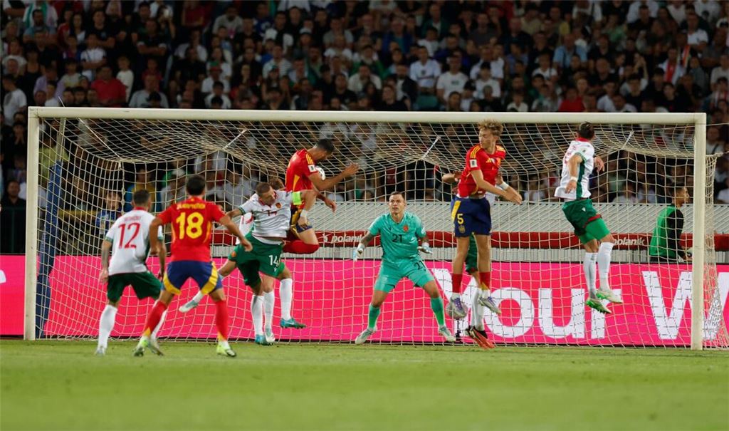 Spanien gewinnt souverän das Auftaktspiel in Bulgarien.