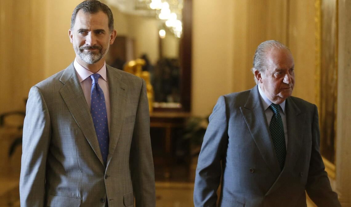 Spaniens König Felipe hält Abstand zu seinem umstrittenen Vater, Altkönig Juan Carlos. (Archivbild)