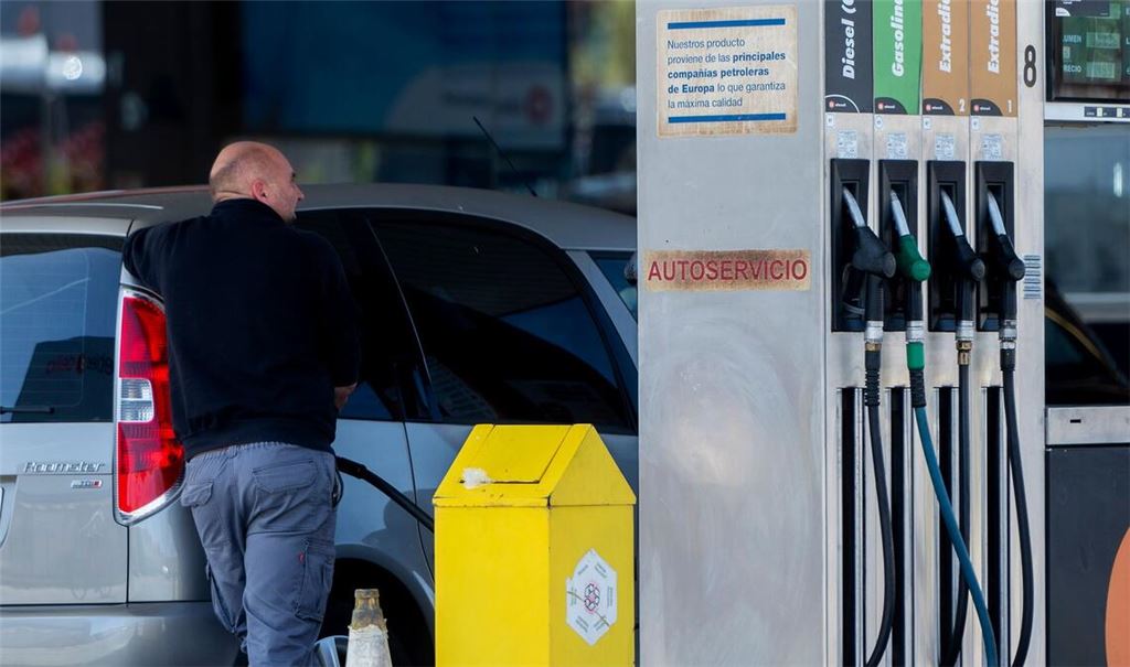 Spaniens Regierung will den Anstieg der Benzin- und Dieselpreise an den Zapfsäulen durch eine Senkung der Mehrwertsteuer bremsen. (Archivbild)