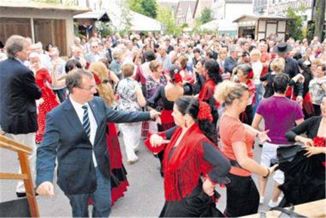 Spanischer Schwung: Im Zeichen der Partnerschaft mit Benaoján und Montejaque steht auch die Eröffnungsfeier des Knittlinger Fauststadtfests 2010. Gemeinsam mit einer Folkloregruppe schwingen sogar die Offiziellen, wie Bürgermeister Heinz-Peter Hopp (li.) und Mühlackers Oberbürgemeister Frank Schneider (vorne), bei einem traditionellen Flamenco das Tanzbein. 
Fotos: Stahlfeld