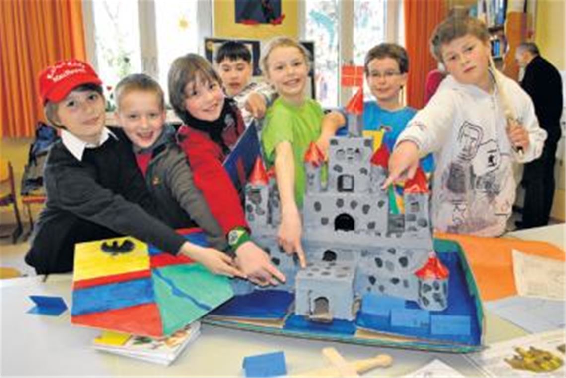 
Spannend für die Schüler der Ulrich-von-Dürrmenz-Schule: Ausführlich befassen sie sich mit der Welt der Ritter.
Foto: Stahlfeld 