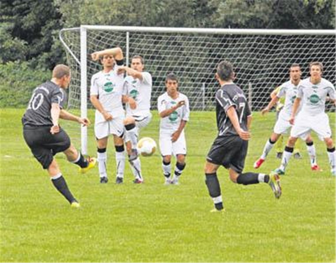 Spannende Angelegenheit im Hinspiel: Nach 40 Minuten führt Zaisersweiher (in Weiß) mit 3:0, ehe Thorsten Barho (li.) die Gastgeber mit zwei Toren Morgenluft wittern lässt. Archivfoto: Eigner