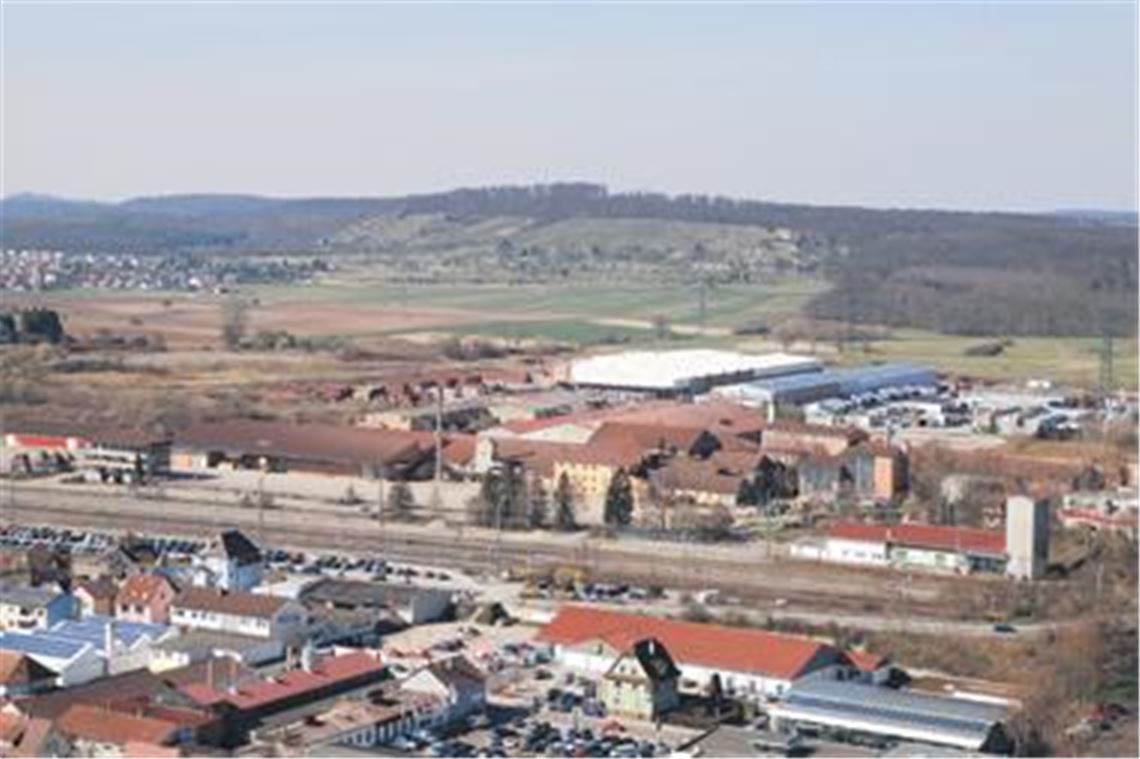 Spannende Diskussion: Das Gelände der ehemaligen Ziegelei (hinter der Bahnlinie) gilt nicht nur dank der verkehrsgünstigen Lage als städtebauliches Filetstück. Entsprechend groß ist das Interesse der Stadt an der weiteren Zukunft. Unter anderem wird geprüft, ob sich ein Neubaugebiet mit den Gewerbebetrieben in der Nachbarschaft vertragen könnte. 
Foto: Franz