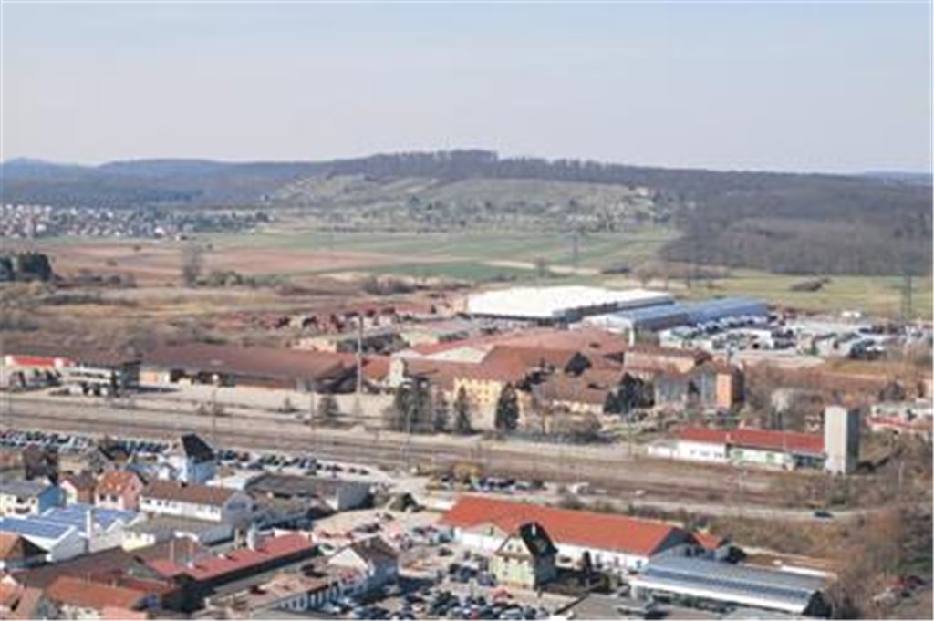 Spannende Diskussion: Das Gelände der ehemaligen Ziegelei (hinter der Bahnlinie) gilt nicht nur dank der verkehrsgünstigen Lage als städtebauliches Filetstück. Entsprechend groß ist das Interesse der Stadt an der weiteren Zukunft. Unter anderem wird geprüft, ob sich ein Neubaugebiet mit den Gewerbebetrieben in der Nachbarschaft vertragen könnte. 
Foto: Franz