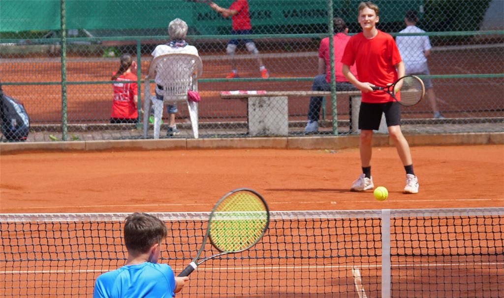 Spannende Duelle und faire Matches liefern sich die Jugendlichen beim Senderstadt-Junior-Cup in Lomersheim. Foto: Friedrich