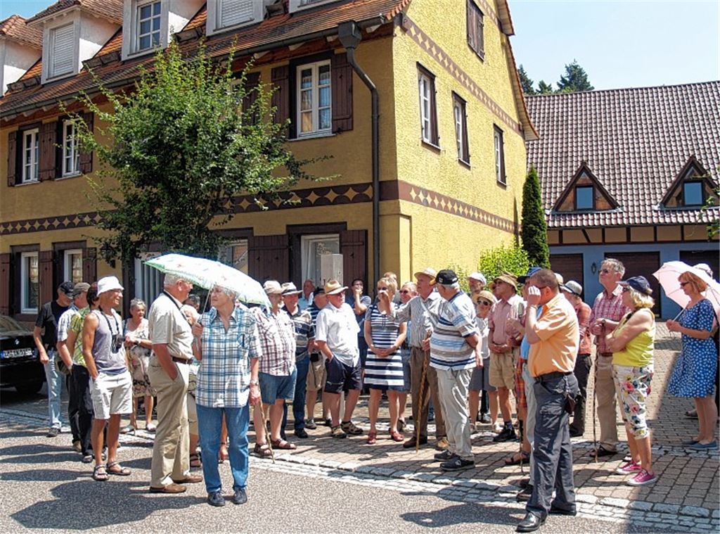 Spannende Einblicke: Erich Haug, Manfred Rapp und Wolfgang Rieger führen die Teilnehmer des Rundgangs durch die Geschichte des früheren Bauerndorfes Großglattbach.
