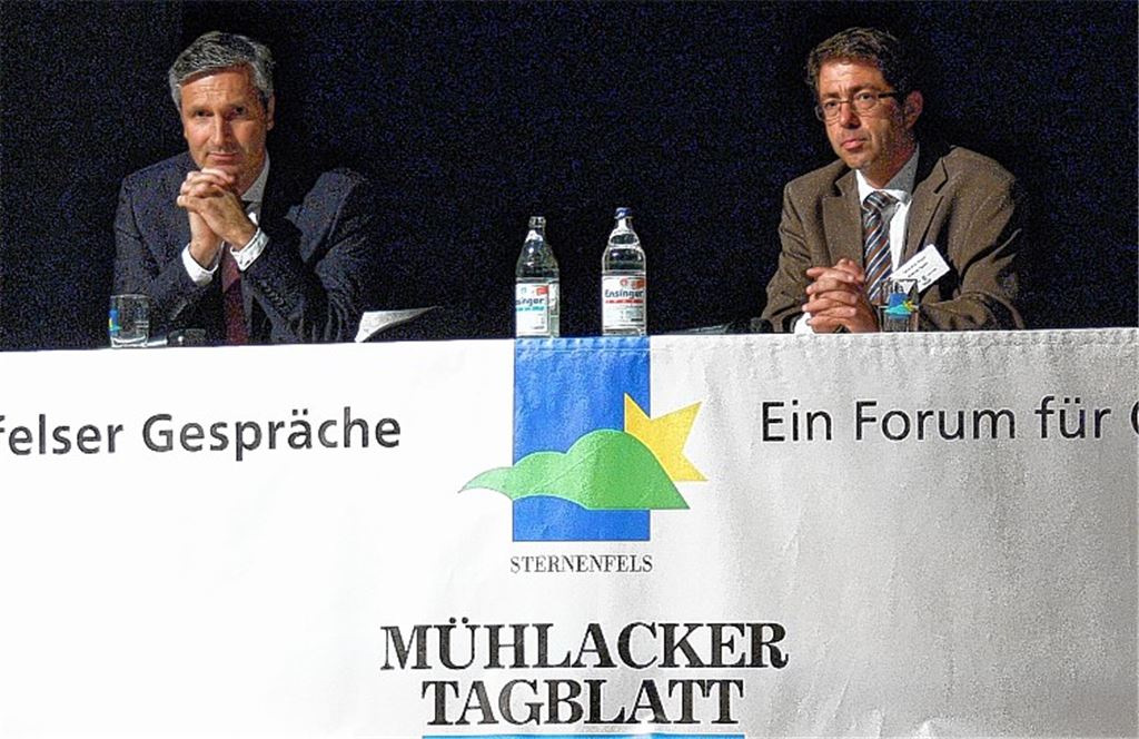 Spannende Fragerunde: Referent Robert Friedmann (li.) und der Verleger des Mühlacker Tagblatt, Hans-Ulrich Wetzel, der die Diskussion moderiert.