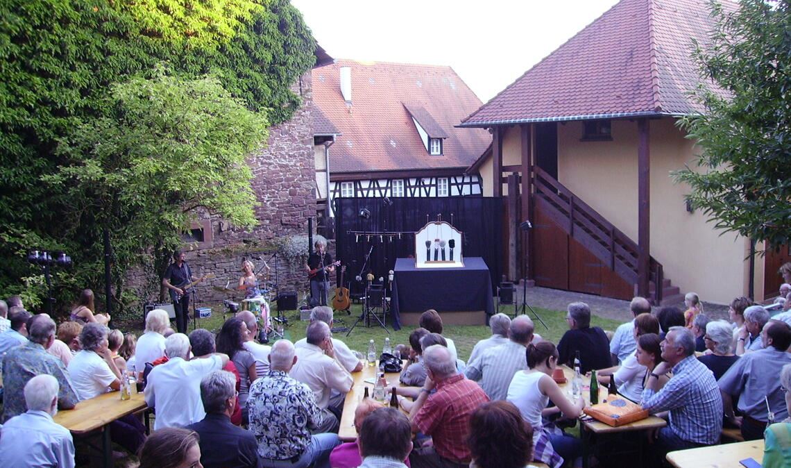 Spannende Mischung: Figurentheater und Musik unter freiem Himmel. Foto: Mürle