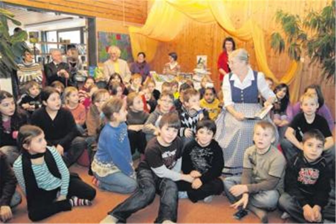 Spannende Welt der Bücher: Helga Eisner schart bei der offiziellen Einweihung des neuen Leseparadieses viele Zuhörer um sich. 
Foto: Disselhoff