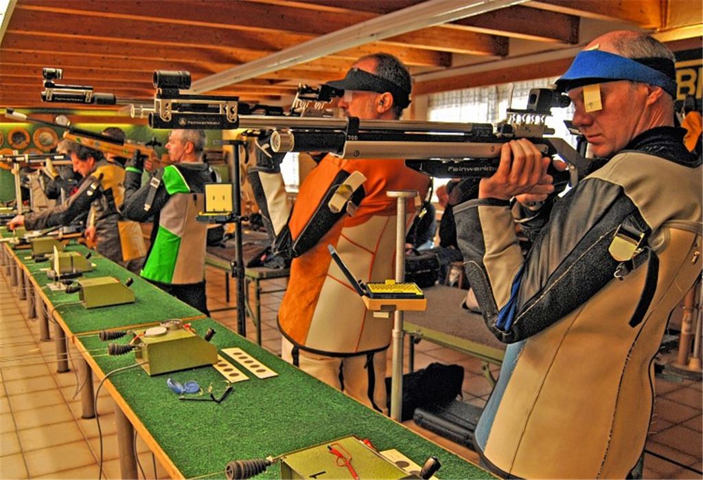 Spannende Wettbewerbe mit dem Luftgewehr, im Vordergrund Willi Gille (SSV Wiernsheim, re.) und Hartmut Berse vom SV Mühlacker.