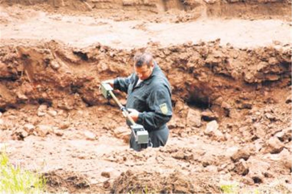 Spannender Moment: Mit einem Detektor forscht ein Experte des Kampfmittelbeseitigungsdienstes Baden-Württemberg auf der Großbaustelle nach einem verdächtigen Objekt.
Foto: Wacker