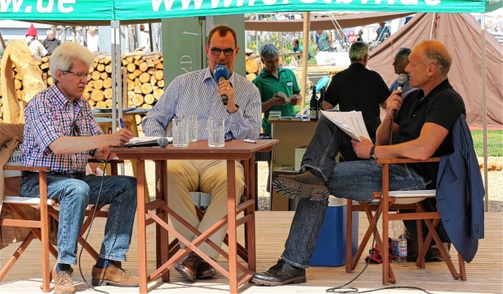 Spannender Plausch in lockerer Atmosphäre: OB Frank Schneider (Mitte) stellt sich ohne Schlips und Sakko den Fragen von Redaktionsleiter Thomas Eier (re.) und Redakteur Thomas Sadler.