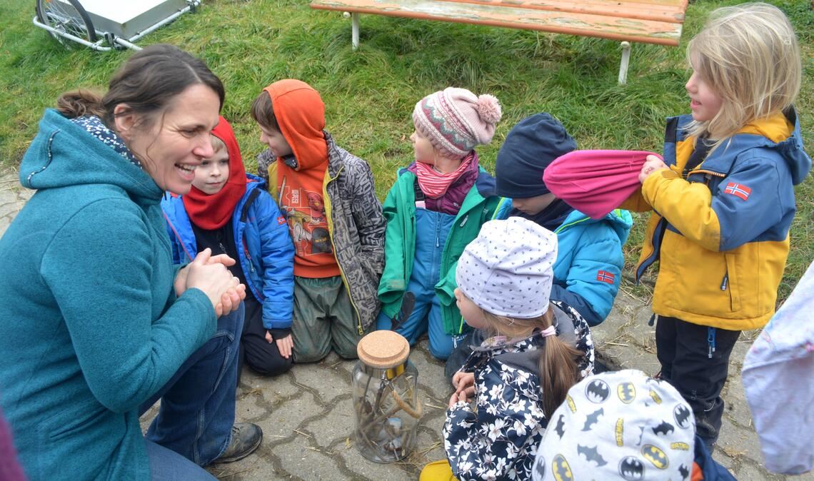 Spannender „Unterricht“ für Kindergartenkinder: Sina Aichele erklärt den jungen Gästen, warum Insekten für die Natur und für die Landwirtschaft besonders wichtig sind. Fotos: Stahlfeld
