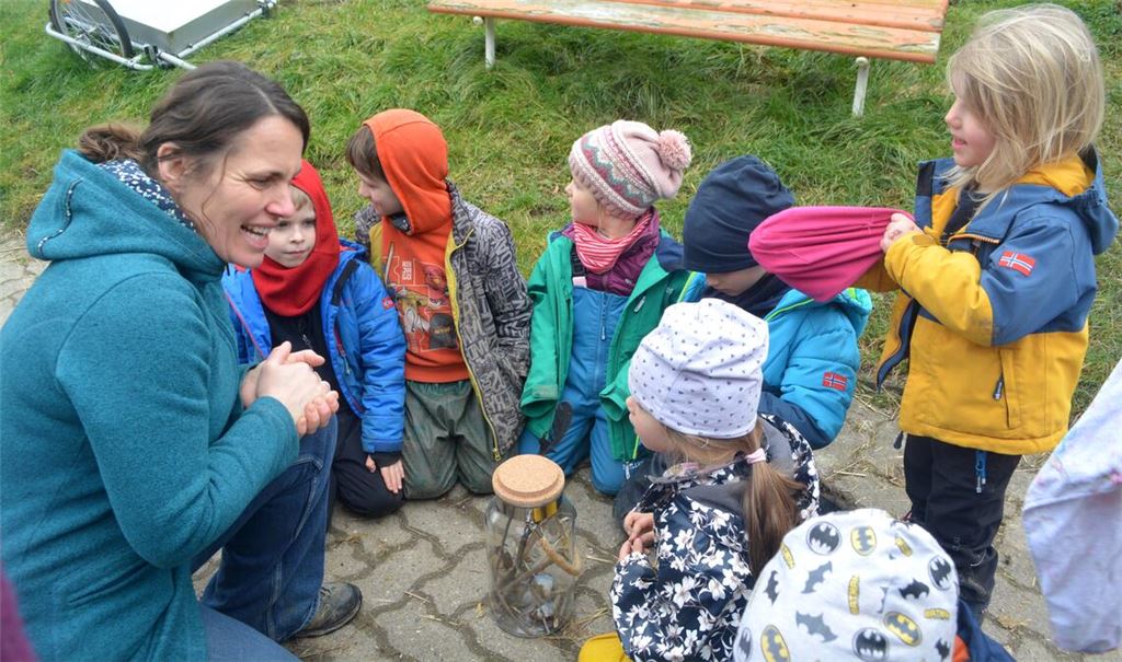 Spannender „Unterricht“ für Kindergartenkinder: Sina Aichele erklärt den jungen Gästen, warum Insekten für die Natur und für die Landwirtschaft besonders wichtig sind. Fotos: Stahlfeld