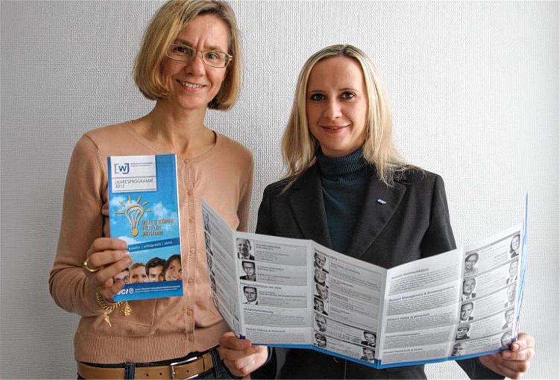 Spannendes Programmpaket für 2012: Andrea Grosse (li.), Pressesprecherin der Wirtschaftsjunioren, und Dr. Ana Kugli, amtierende Kreissprecherin der Organisation, stellen die Eckpfeiler des Veranstaltungsjahres bei einem Redaktionsgespräch im Verlagshaus des Mühlacker Tagblatt vor. 