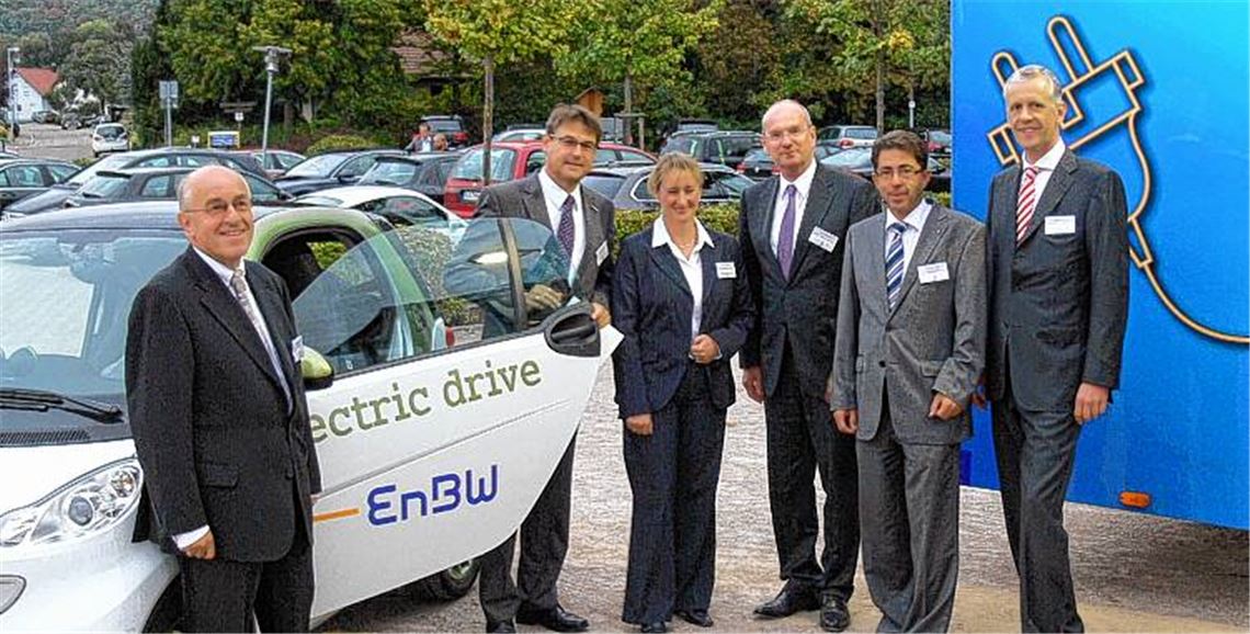 Spannendes Thema für die „Sternenfelser Gespräche“: Die Initiatoren der Vortragsreihe, Helmut Wagner, Michael Gutjahr, Sigrid Hornauer (v.li.) sowie Dr. Stephan Mohren und Hans-Ulrich Wetzel (v.re.) begrüßen den Referenten Hans-Peter Villis, der sich in Diefenbach als Befürworter eines Umbaus der Energieversorgung gab – doch dafür brauche es die richtigen Rahmenbedingungen.