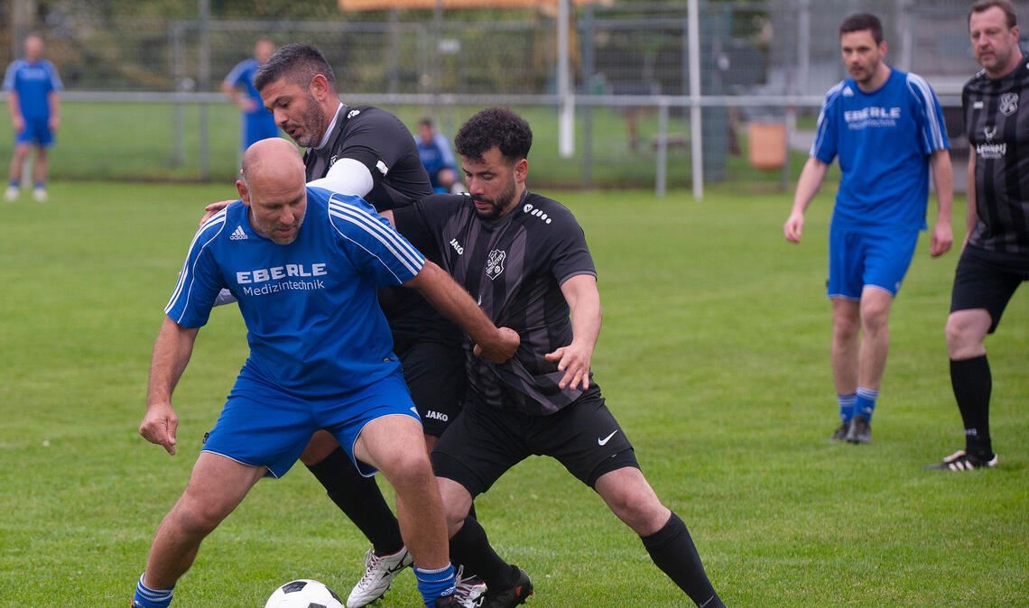 Spannungsgarantie gab es beim Schneckenhäusle-Cup, wie hier beim Spiel TSV Wurmberg gegen die Sportfreunde Mühlacker (schwarze Trikots). Fotos: Fotomoment