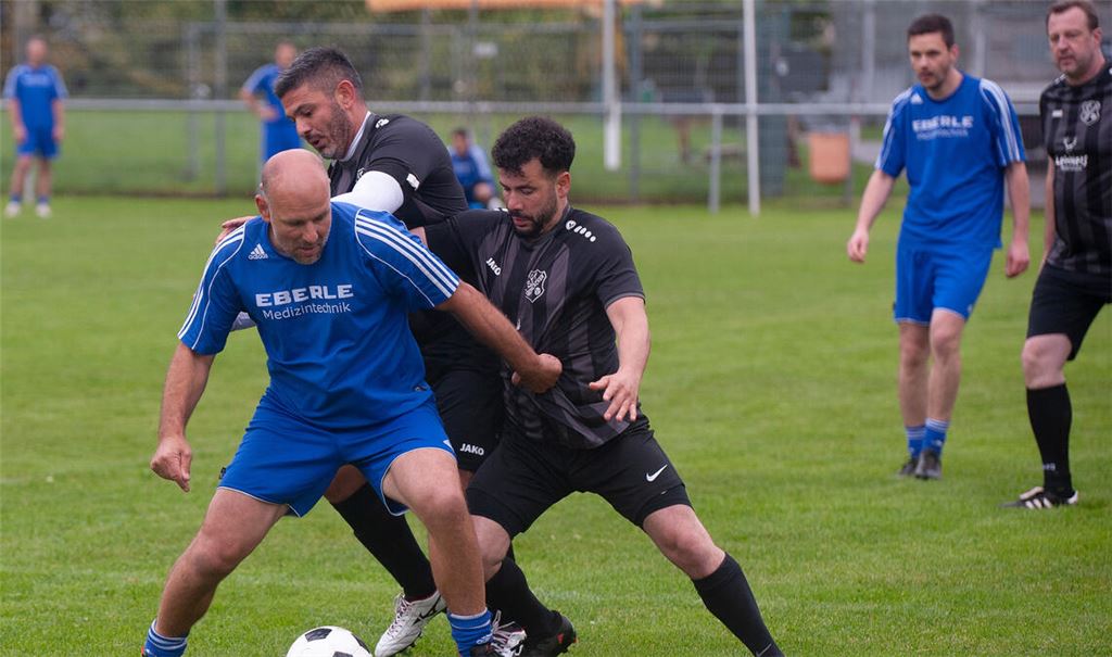 Spannungsgarantie gab es beim Schneckenhäusle-Cup, wie hier beim Spiel TSV Wurmberg gegen die Sportfreunde Mühlacker (schwarze Trikots). Fotos: Fotomoment