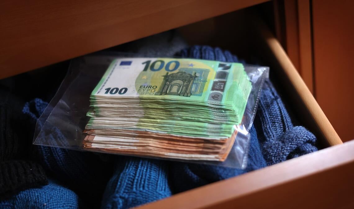 Sparer hierzulande bevorzugen Giro- und Tagesgeldkonten als Geldparkplätze. Vielfach wird aber auch Bargeld zu Hause verwahrt. (Symbolbild)