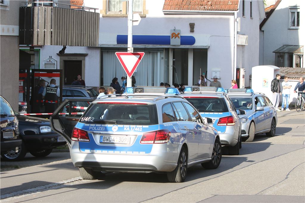 Tatort Sparkasse: Die Filiale in Lienzingen wurde am Donnerstag überfallen. (Foto: Disselhoff)