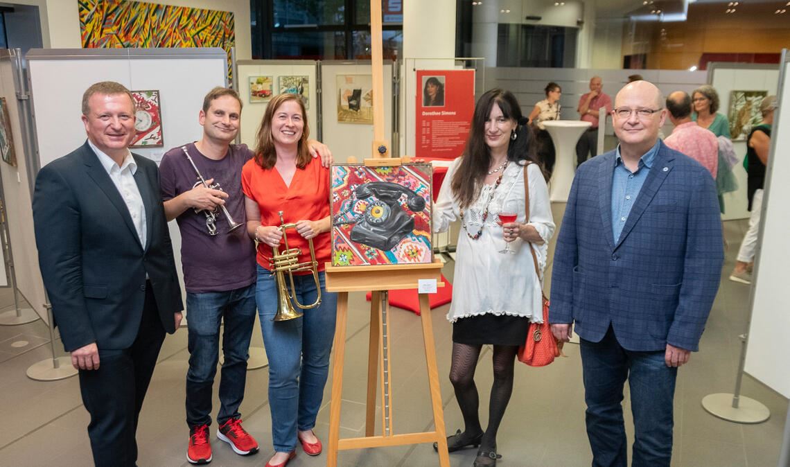 Sparkassen-Direktor Gerd Owczarek, Nils Weber, Jasmin Simons-Weber (v.li.) und Dr. Frank Simons (re.) mit der Enzberger Künstlerin Dorothee Simons. Foto: Fotomoment