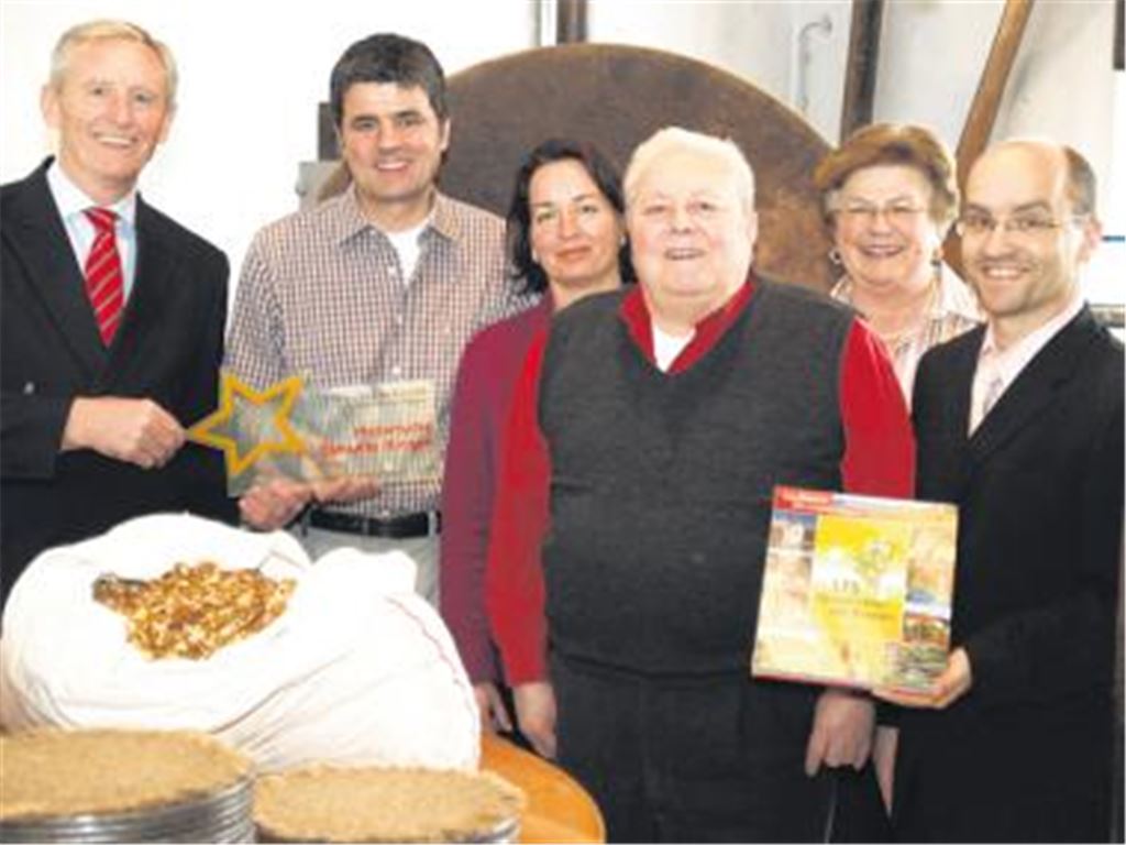 Sparkassen-Filialdirektor Heiling, Jürgen Krauth, Cornelia Hofer-Krauth, Ulrich und Helga Krauth und Bürgermeister Eiberger (v. li.).
Foto: Appich