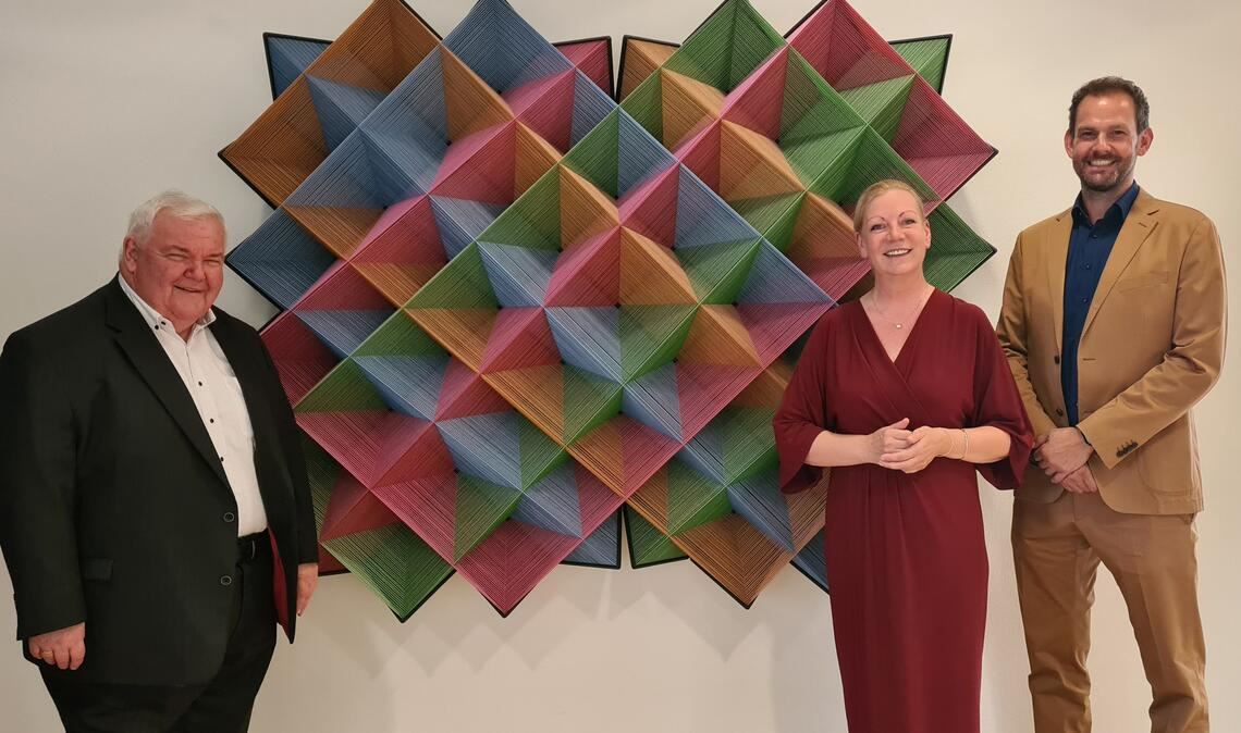 Sparkassen-Vorstand Hans Neuweiler (v.li.), Kunsthistorikerin Regina M. Fischer und Landrat Bastian Rosenau vor dem „Kaleidoskop“ von Manuel Knapp. Foto: Metzbaur