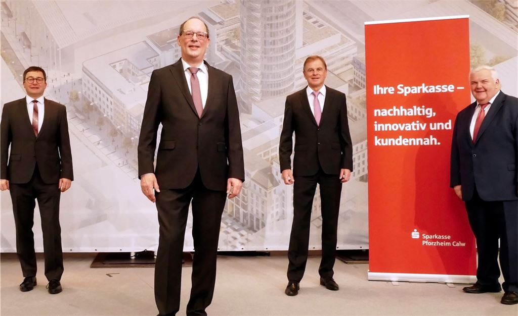 Sparkassen-Vorstand freut sich trotz schwieriger Rahmenbedingungen über ein gutes Jahr 2020 (v. li.): Dr. Georg Stickel, Vorstandsvorsitzender Stephan Scholl, Sieghardt Bucher und Hans Neuweiler, stellvertretender Vorstandsvorsitzender. Foto: privat