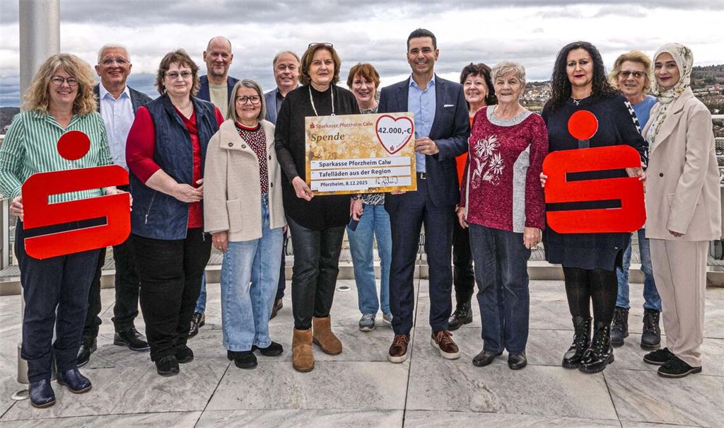 Sparkassen-Vorstandsmitglied Vincenzo Giuliano (mit Scheck) übergibt Spenden in Höhe von 42000 Euro an die Vertreterinnen und Vertreter von zehn Tafeln aus Mühlacker, Pforzheim und dem Enzkreis. Mit dabei: Bürgermeister Dirk Büscher (4.v.li.). Foto: Volz