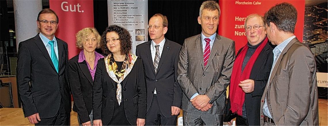 Sparkassendirektor Sieghardt Bucher (li.), Petra Dann (Techniker Krankenkasse), Anja Miller (Michelin Reifenwerke), Holger Hermann (Kreissprecher der Wirtschaftsjunioren), Dirk Wentzel (Hochschule Pforzheim), Gerhard Manthey (verdi) und Moderator Uwe Bettendorf.