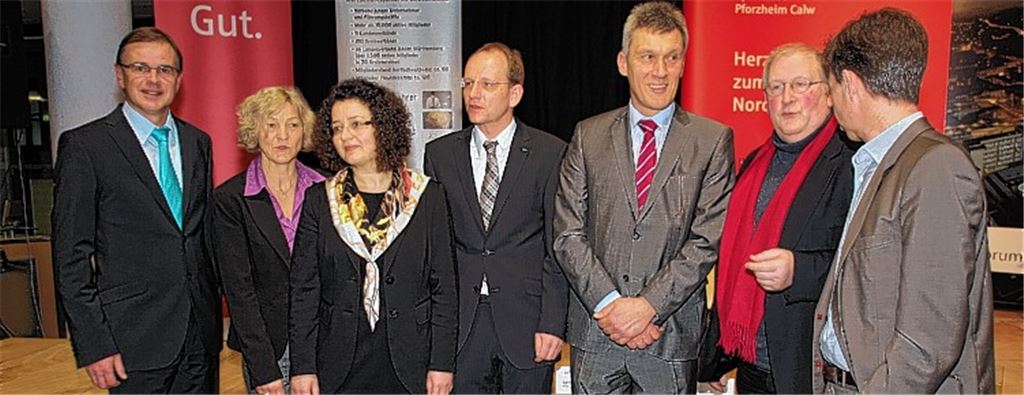 Sparkassendirektor Sieghardt Bucher (li.), Petra Dann (Techniker Krankenkasse), Anja Miller (Michelin Reifenwerke), Holger Hermann (Kreissprecher der Wirtschaftsjunioren), Dirk Wentzel (Hochschule Pforzheim), Gerhard Manthey (verdi) und Moderator Uwe Bettendorf.