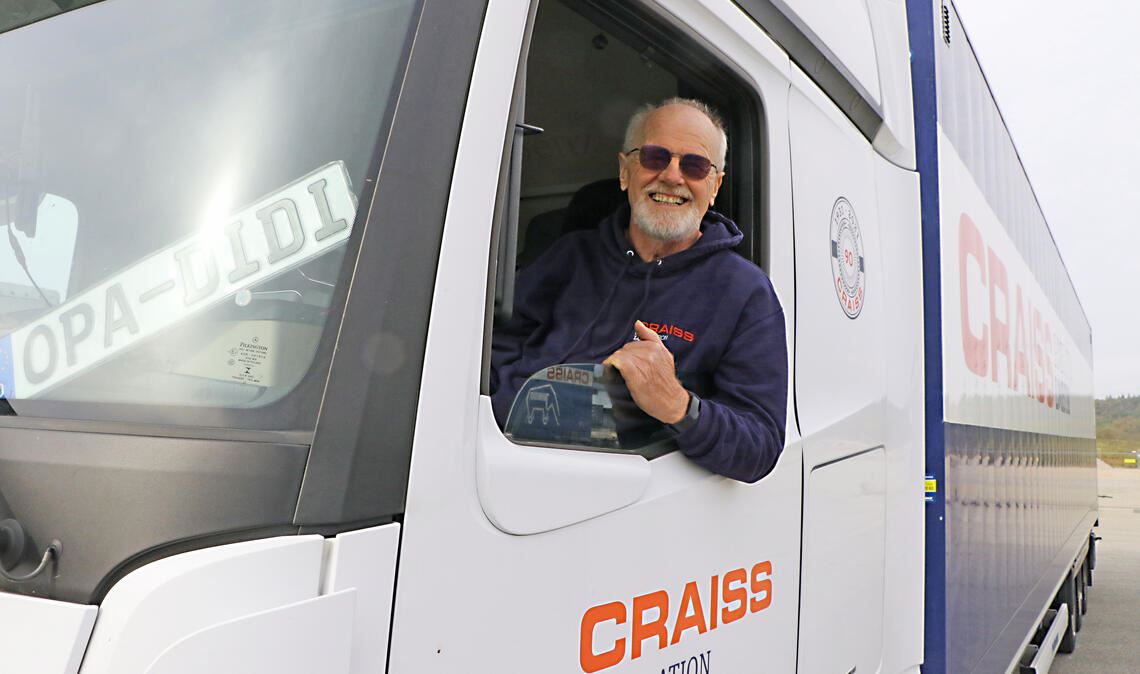 Spaß an der Arbeit im Rentenalter: Dieter Gille am Steuer seines Sattelzugs aus dem Fuhrpark der Firma Craiss. Foto: Steigleder
