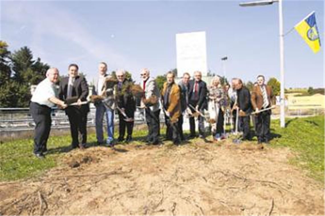 Spaß beim Spatenstich: OB Frank Schneider (siebter v. re.) gibt mit Bürgermeisterkollegen, Gemeinderatsmitgliedern, Abgeordneten und am Projekt Beteiligten den Startschuss zur Erweiterung der Lomersheimer Kläranlage. Bei dem Vorhaben sind außer Mühlacker auch Maulbronn, Ötisheim, Ölbronn-Dürrn und Kieselbronn mit von der Partie. Foto: Sadler