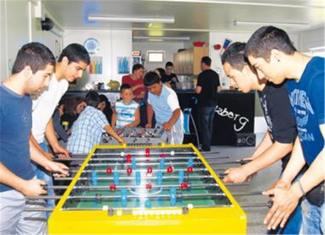 Spaß beim Tischfußball im hellen Aufenthaltsraum des neuen Jugendtreffs. Foto: Filitz
