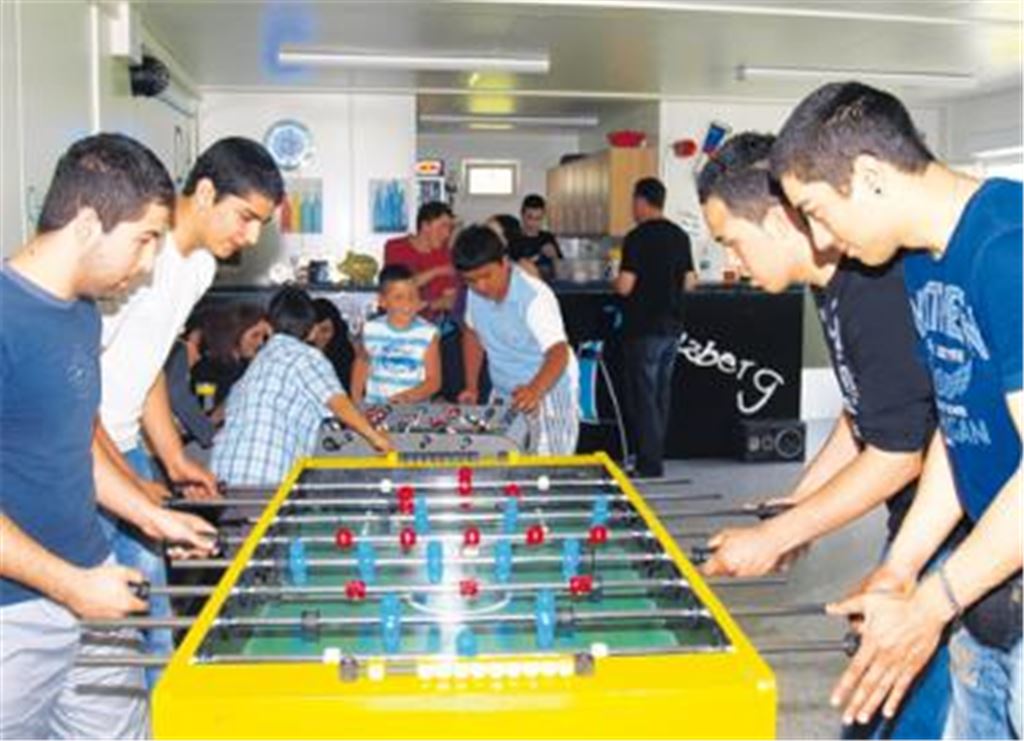 Spaß beim Tischfußball im hellen Aufenthaltsraum des neuen Jugendtreffs. Foto: Filitz