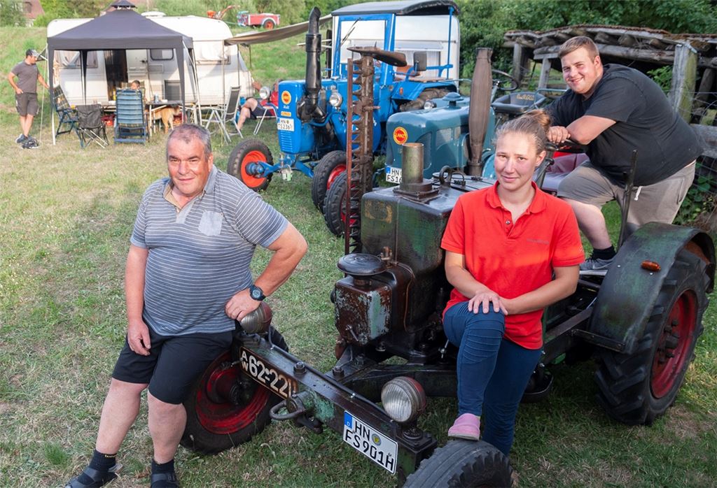 Spaß im Enztal: Thomas Stepper, Eva Mayerle und Fabian Stepper (v. li.) gehören zu den rund 250 Teilnehmern des Schleppertreffens in Mühlhausen, das nach Schätzung des gastgebenden Vereins gut 500 Besucherinnen und Besucher anlockt. Foto: Fotomoment
