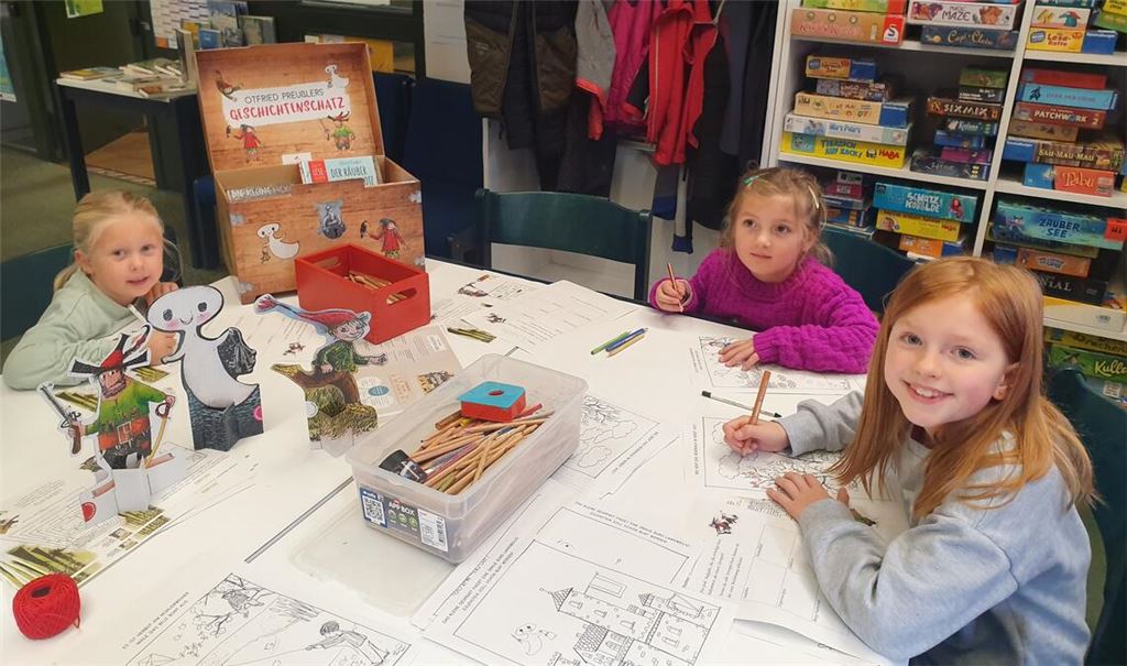 Spaß in der Mühlacker Stadtbibliothek: Sina, Liliana und Viktoria (v.li.) sind auf dem besten Weg, zu Otfried-Preußler-Expertinnen zu werden. Foto: Schröder
