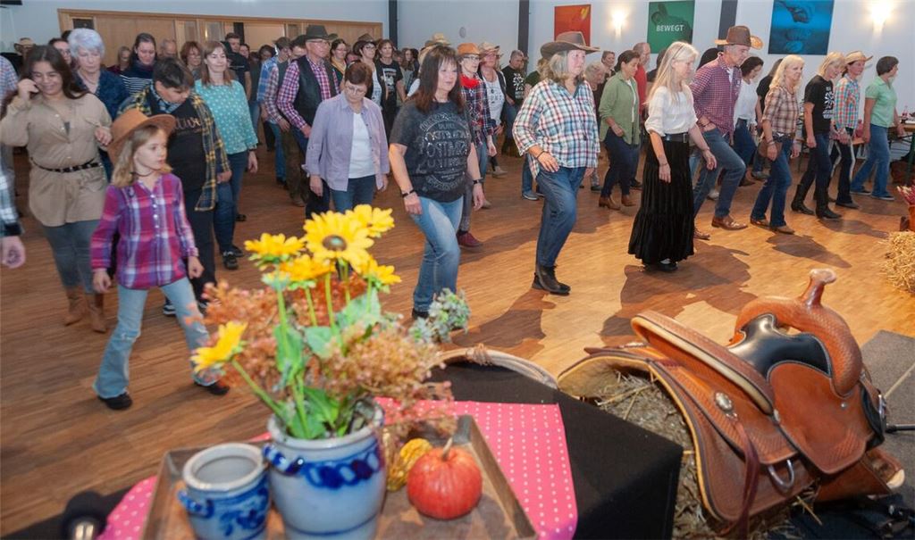 Spaß zu christlicher Country-Musik: In der Kirche am Bahnhof wird getanzt. Foto: privat