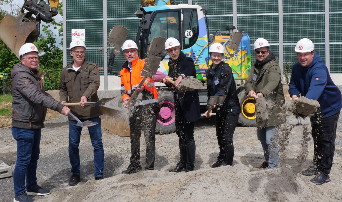Spatenstich: Mit dem „Wohnen im Nelkenweg“ sollen auf 2500 Quadratmeter Wohnfläche insgesamt 36 Wohnungen am Ortsrand von Dürrn entstehen. Foto: Friedrich