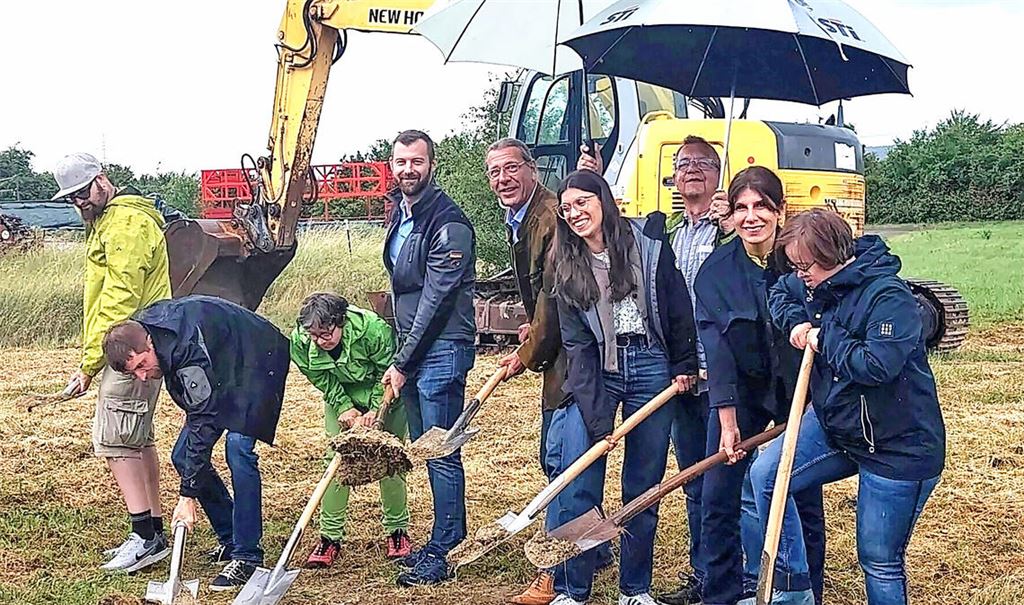 Spatenstich für das neue „Rote Haus“ auf dem „Auenhof“ in Bauschlott mit (v.li.) den Heimbeiräten Robin Weisenburger, Anno Lakis, Carolin Palzer, Gemeinderat Matthias Bach, Bürgermeister Michael Schmidt, Bauleiterin Ann-Sophie Rall, Gemeinderat Reiner Roth, Sozialdezernentin Katja Kreeb und Heimbeirätin Katharina Fischer. Foto: Dietrich
