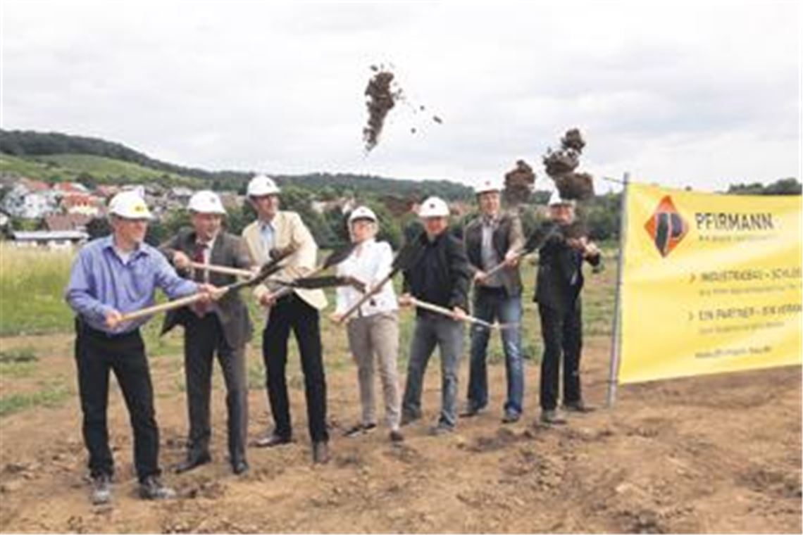 Spatenstich für ein Verwaltungs- und Logistikgebäude der Ötisheimer Firma SVG Medizinsysteme: V. re.: die drei SVG-Geschäftsführer Joachim Schober, Hannes Kümmerle, Thomas Common, Susanne Sträter (SVG), Architekt Jochen Abraham (AJA-Architekten Pforzheim), Adrian Dziadek (Sparkasse Pforzheim Calw) und Markus Peterek (Firma Pfirmann, Pforzheim). Foto: Franz