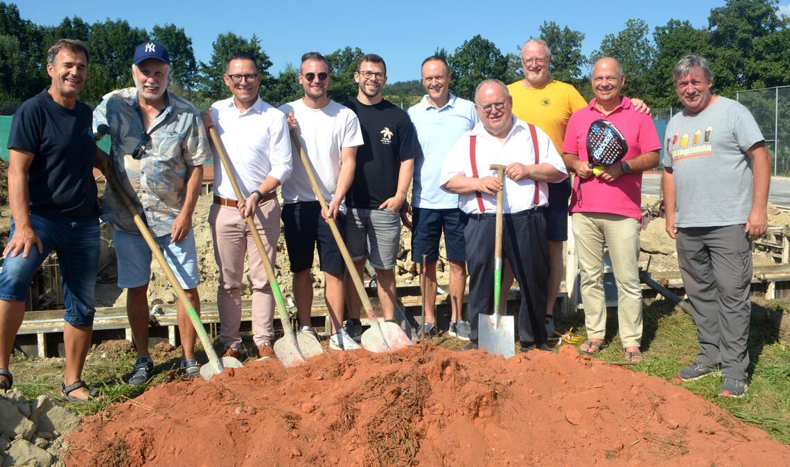 Spatenstich für ein zukunftsweisendes Projekt: Die Tennisfreunde Lienzingen bauen zwei Padel-Felder für rund 200000 Euro. Fotos: Stahlfeld