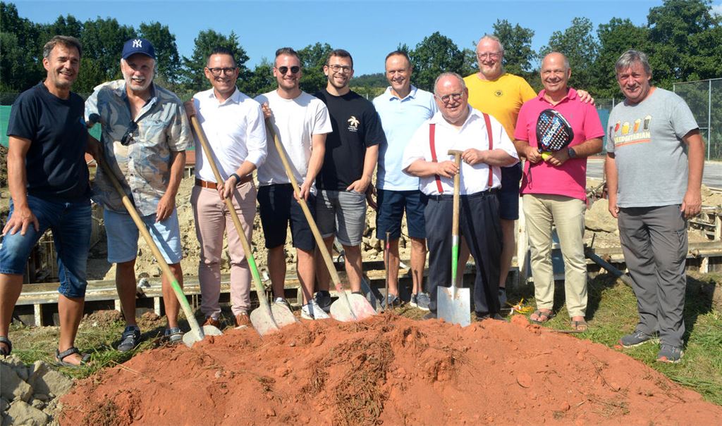 Spatenstich für ein zukunftsweisendes Projekt: Die Tennisfreunde Lienzingen bauen zwei Padel-Felder für rund 200000 Euro. Fotos: Stahlfeld