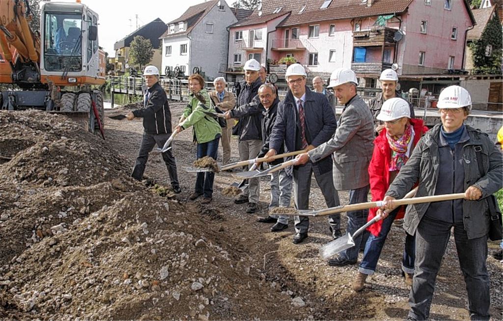 Spatenstich für einen Fischauf- und abstieg beim Wasserkraftwerk Lomersheim mit OB Schneider, Stadträten, Mitarbeitern der Stadtwerke Mühlacker und Vereinsvertretern.