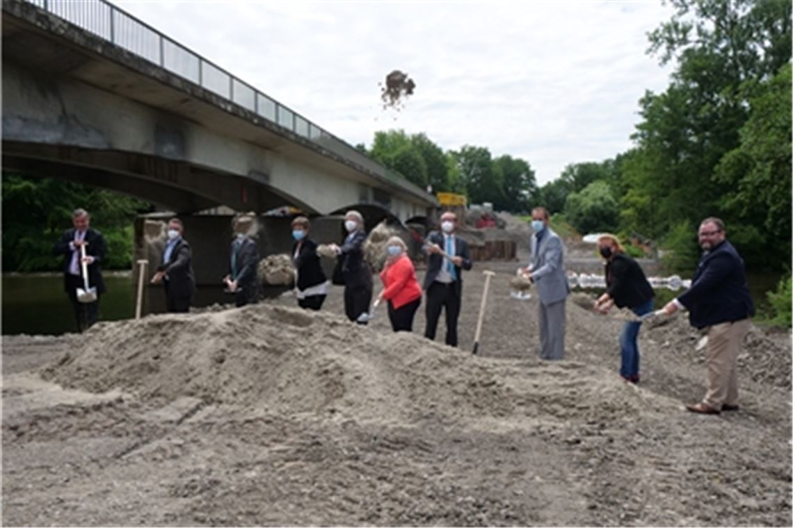 Großbaustelle mitten im fließenden Verkehr Spatenstich mit Vertretern von Politik und Behörden: In Niefern ist am Mittwoch der offizielle Startschuss zum Brückenneubau gefallen. Fotos: Friedrich