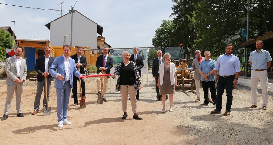 „Guter Tag für die digitale Infrastruktur“ Spatenstich mit großem Bahnhof: Für das Millionenprojekt Breitbandausbau stehen Politiker aus Bund und Land Schulter an Schulter mit Bürgermeistern aus der Region und Unternehmen, die das schnelle Internet letztendlich vor die Haustür der Bürger bringen sollen.Deeg