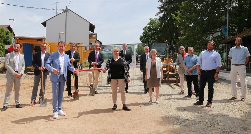 Spatenstich mit großem Bahnhof: Für das Millionenprojekt Breitbandausbau stehen Politiker aus Bund und Land Schulter an Schulter mit Bürgermeistern aus der Region und Unternehmen, die das schnelle Internet letztendlich vor die Haustür der Bürger bringen sollen.Deeg