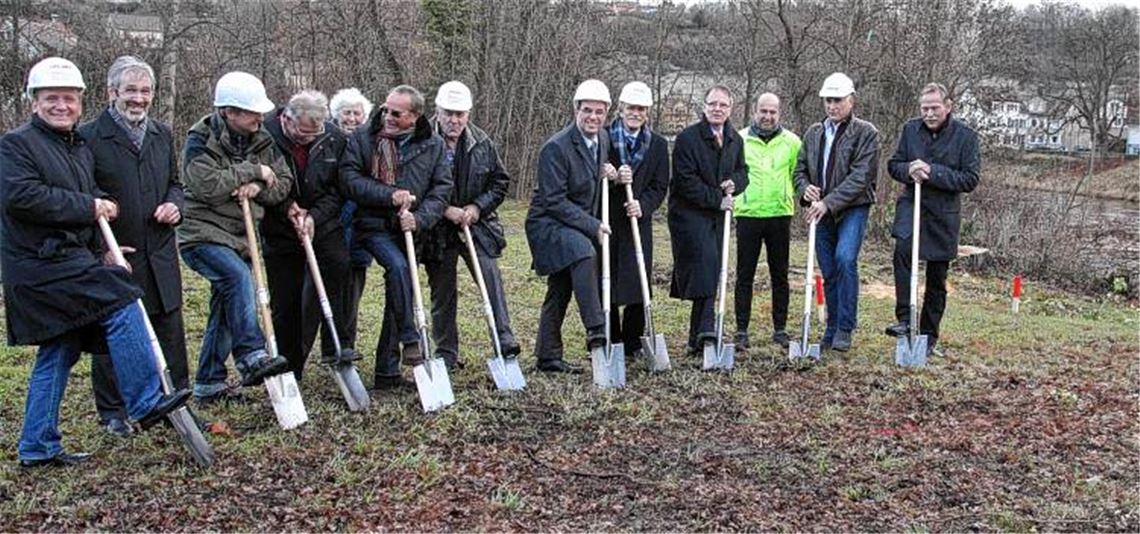 Spatenstich mit hohem Symbolgehalt: Eine Million Euro investieren die Stadtwerke Mühlacker in eine Fischtreppe am Wasserkraftwerk. Das Bauwerk gehört zu einer ganzen Reihe von Maßnahmen, die das Gesicht der Enz zwischen der Kernstadt Mühlacker und Dürrmenz vor dem Hintergrund des Grünprojekts 2015 nachhaltig verändern werden. Beim Pressebild packen neben dem Stadtwerke-Chef Jürgen Meeh (5.v.re.) und dem Mühlacker Oberbürgermeister Frank Schneider (6.v.re.) zahlreiche Stadträte, Enzkreis-Dezernent Karl-Heinz Zeller (4.v.re), Bürgermeister Winfried Abicht (li.), Vertreter der beteiligten Firmen sowie Gartenbaudirektor Erich Herrmann vom Landesministerium für Ländlichen Raum und Verbraucherschutz (2.v.li.) mit an. 