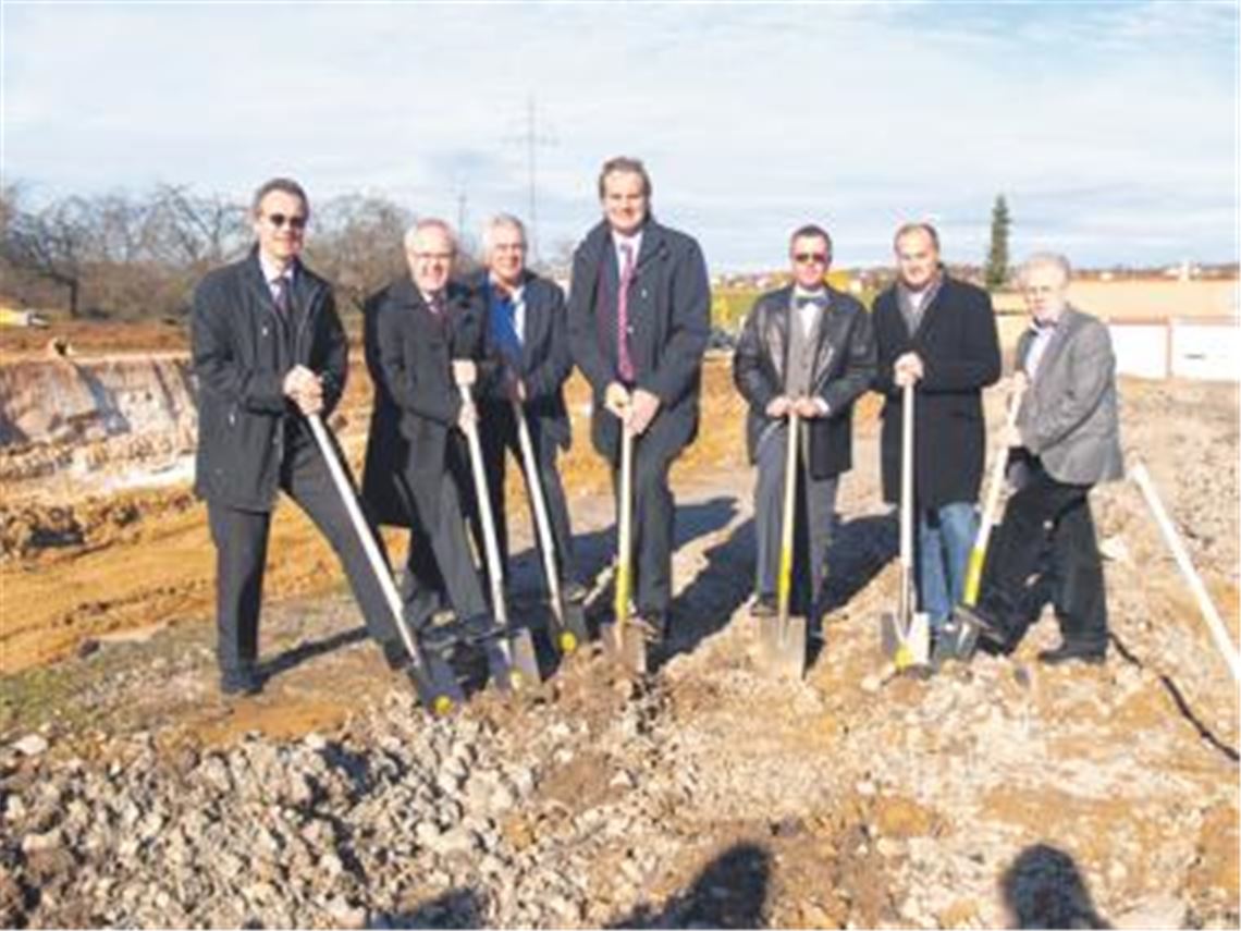 Spatenstich (v. li.): Die Wolf-Geschäftsführer Professor Dr. Jörg-Uwe Meyer und Siegfried Karst, Günther Scheible vom Planungs- und Erschließungsbüro, Bürgermeister Heinz-Peter Hopp, Landratstellvertreter Wolfgang Herz, Architekt Martin Entenmann und Wilfried Friedrich.
Foto: Filitz