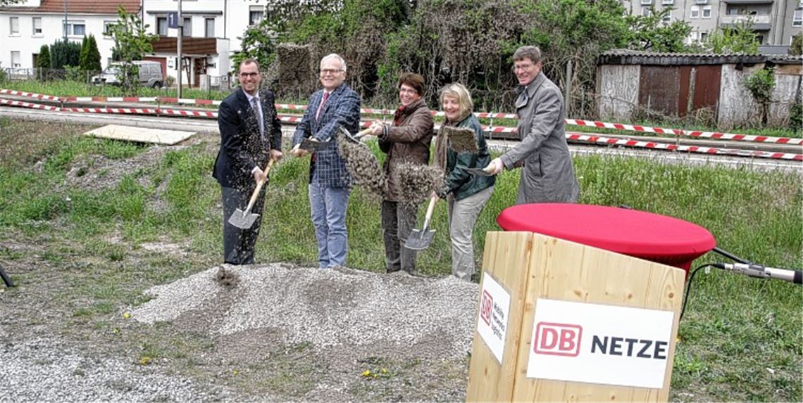 Spatenstich zum Bau einer Lärmschutzwand an der Bahnlinie in Enzberg (v. li.): Mühlackers Oberbürgermeister Frank Schneider, Landrat Karl Röckinger, die Projektleiterin der Bahn, Sabine Weiler, SPD-Bundestagsabgeordnete Katja Mast und Eckart Fricke, Konzernbevollmächtigter der Bahn.